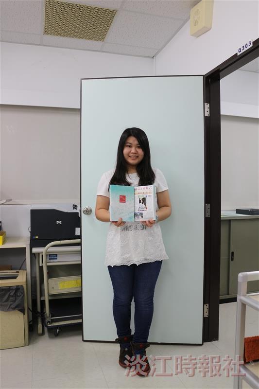 本報記者中文四廖吟萱搶先製作姓名頁，「贈送的筆記書好可愛，有人知道裡面出現幾位校友嗎？拿著拍立得相片，手作過程非常有趣，成品看了心情好好喔！」