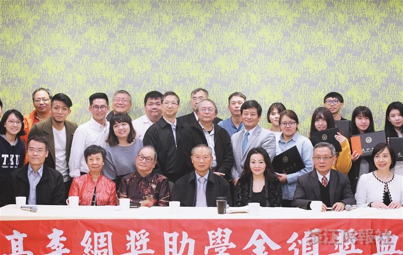 高李綢獎助11生 台北市校友會嘉惠學子