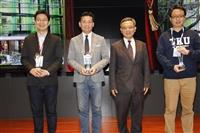 戰略所校友蔡適應（左一）獲頒傑出系友，感恩母校栽培，並鼓勵學弟妹要堅持自己努力的目標，讓自己成為該領域專精的人才。