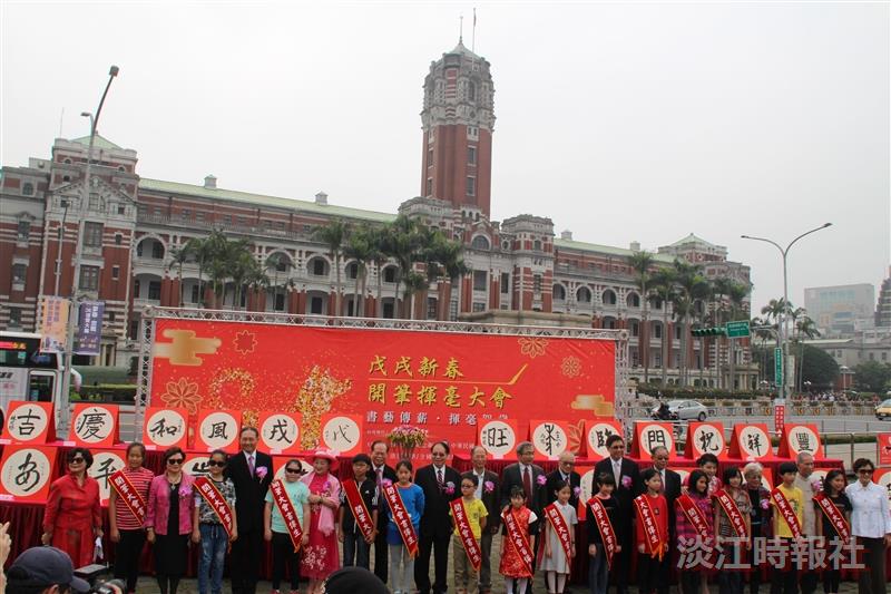 張炳煌總統府前新春開筆