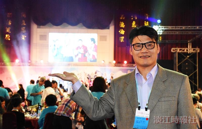 楊財烈校友協助更新體育館七樓視聽設備（攝影／黃耀德）