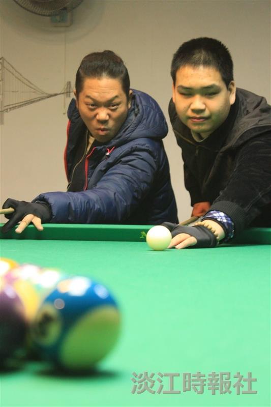 卜學亮返校採訪學弟 視障生廖晉宏料理圓夢