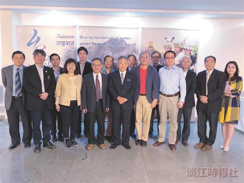 國際學院院長王高成率團前往印度尼赫魯大學參加研討會