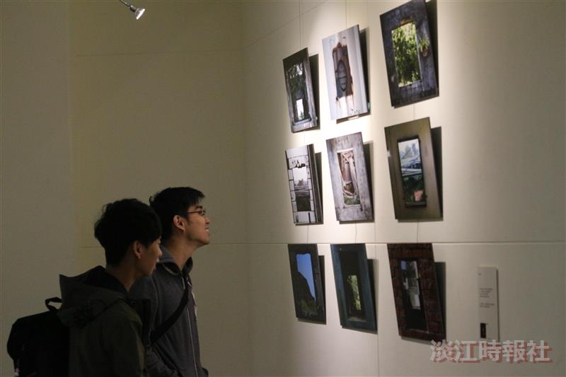 大傳系暗房一年一度的「顯影季」攝影展在黑天鵝展示廳展出16位同學的作品。（攝影／林玟希）