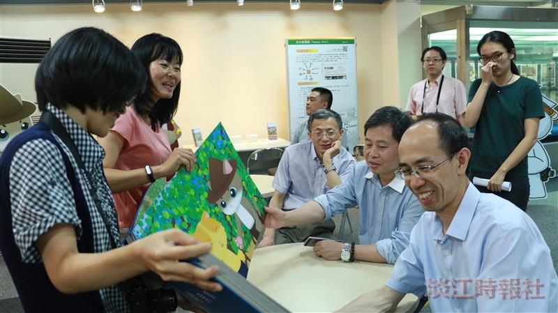 福建師範大學教授參觀石滬展