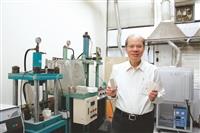高思懷 用陶瓷濾膜鍍金飛灰