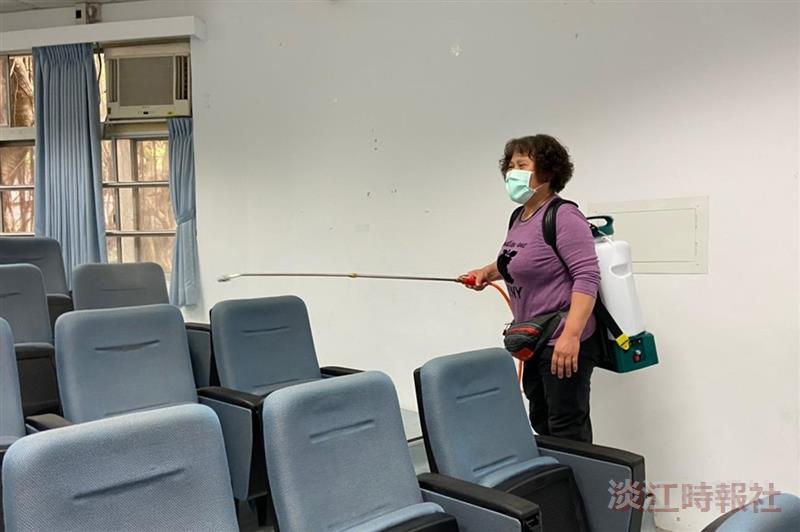清潔人員在傳播館進行消毒作業