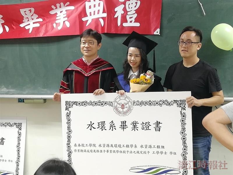 水環系自辦畢典 師長送金莎勉聚沙成塔