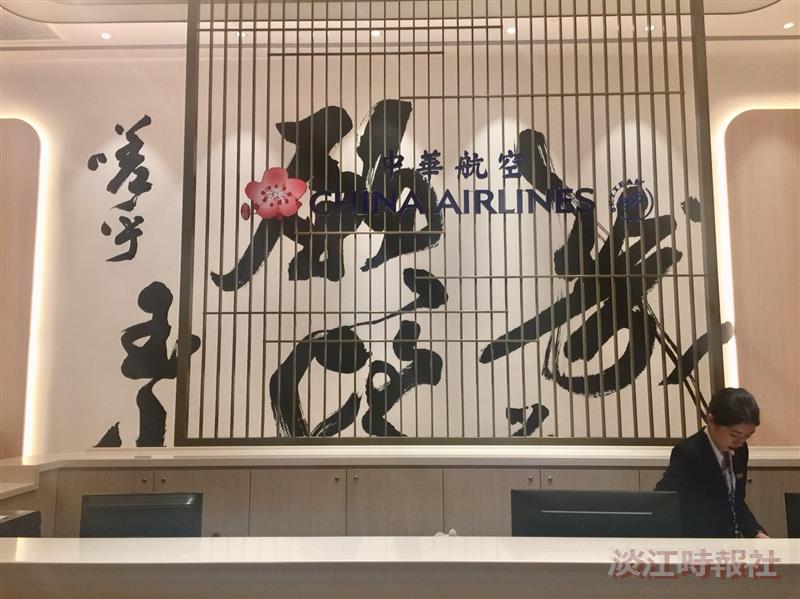 張炳煌受華航邀請揮毫清朝詩人章甫〈望玉山歌〉書法牆