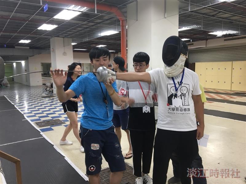 西洋劍社帶新生體驗刺靶