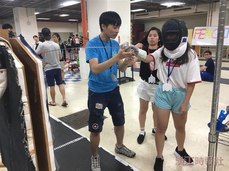 西洋劍社帶新生體驗刺靶