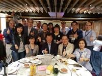 財金系校友聯誼 獲贈客製精心禮