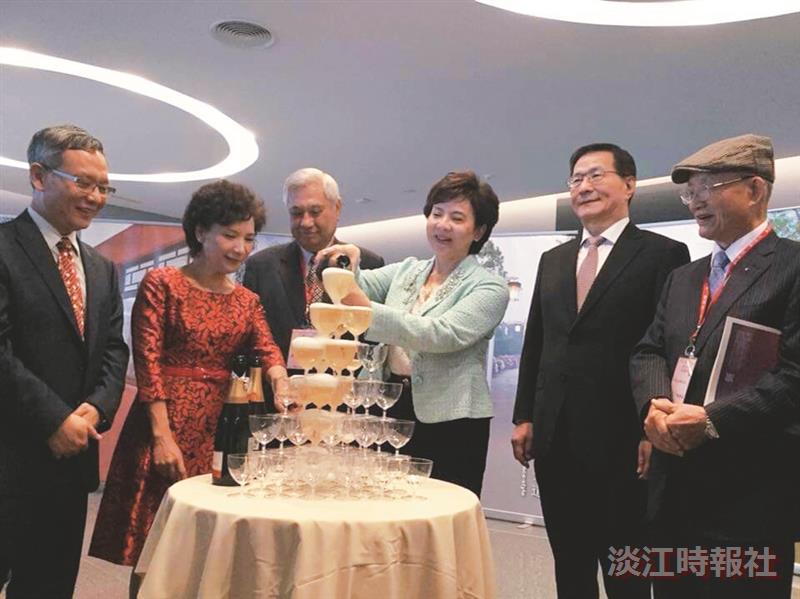 Homecoming Day校友處香檳相迎