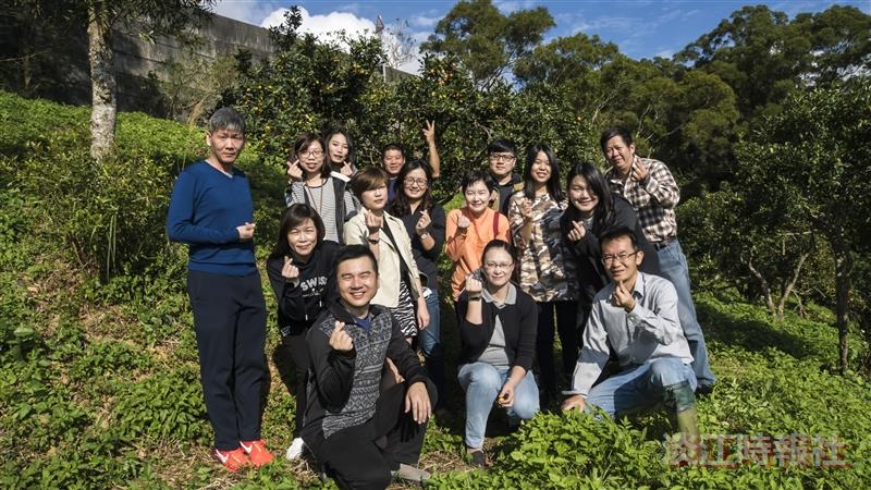 蘭陽校園同仁採果去