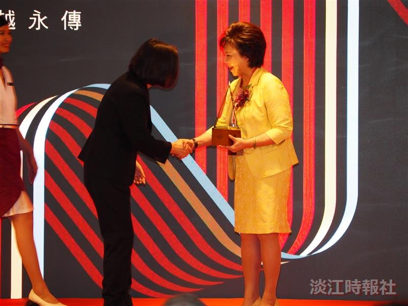 張董事長獲國家品質獎肯定 蔡總統親頒卓越經營獎