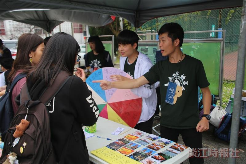 文化週：海報街擺攤與黑天鵝展覽