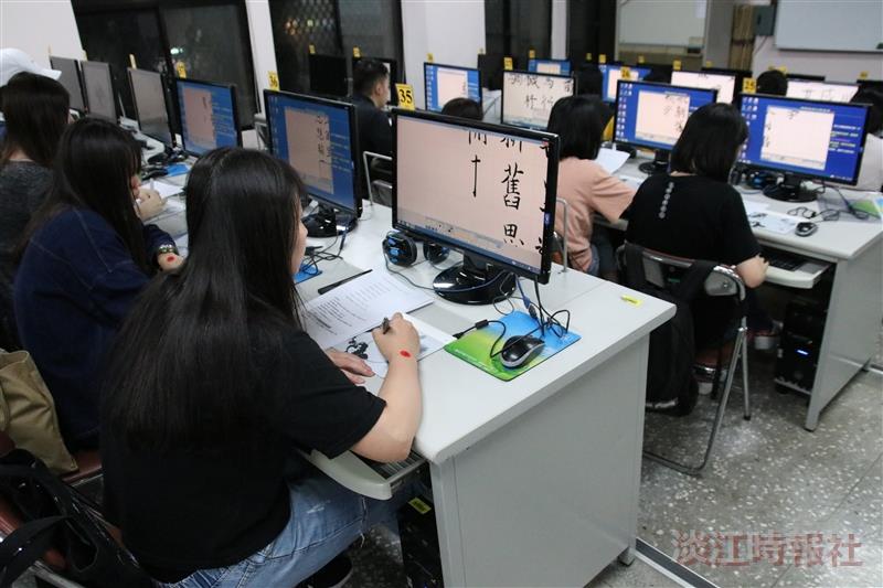 書法研究室舉辦文錙盃學生e筆書法比賽。