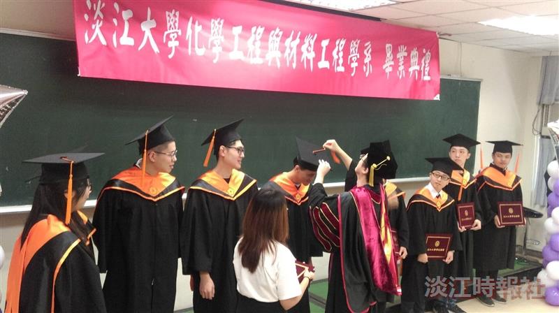 化材系自辦畢典 教師撥穗祝福
