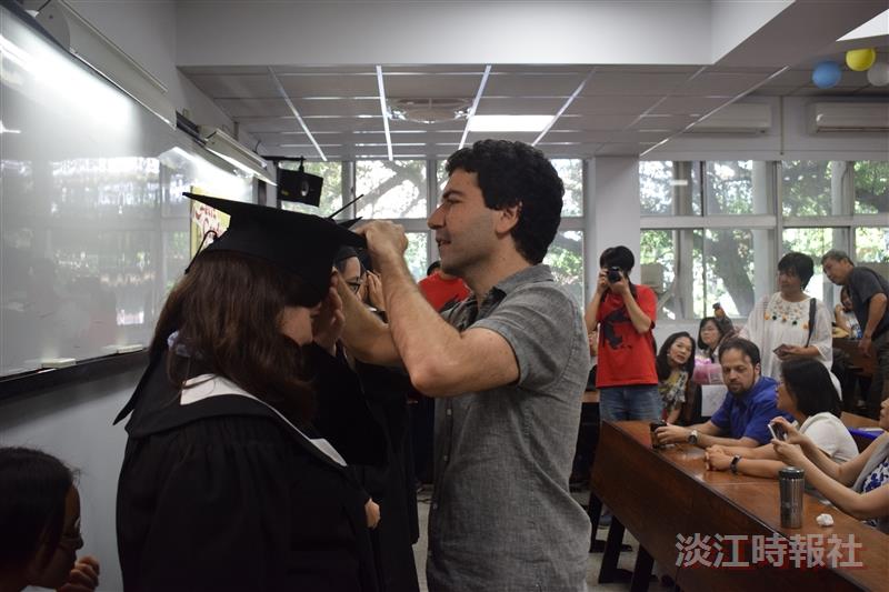 西語系自辦畢典 師長為畢業生撥穗