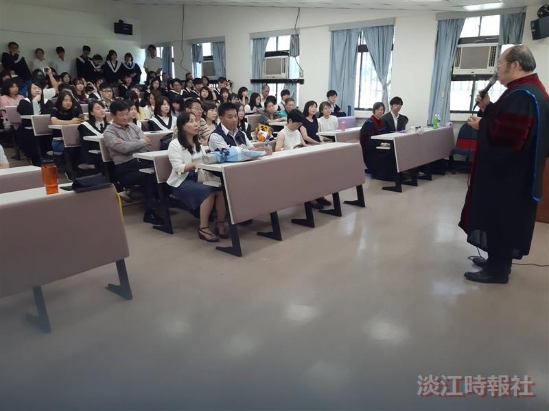 日文系自辦畢典 師長恭賀順利畢業