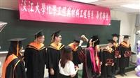 化材系自辦畢典 教師撥穗祝福