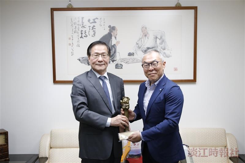 文學院熊貓近畿大學世耕石弘拜會校長、董事長