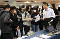 圖書館參考組於總館3樓櫃台前方舉 辦「指尖市集體驗營」