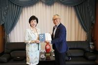 文學院熊貓近畿大學世耕石弘拜會校長、董事長