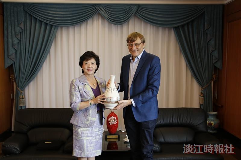 數學系熊貓講者Professor Benoit Perthame拜會行程