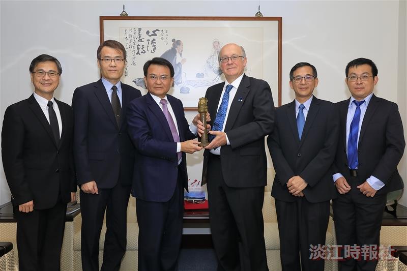 航太系熊貓大師拜會行程，學術副校長何啟東接見