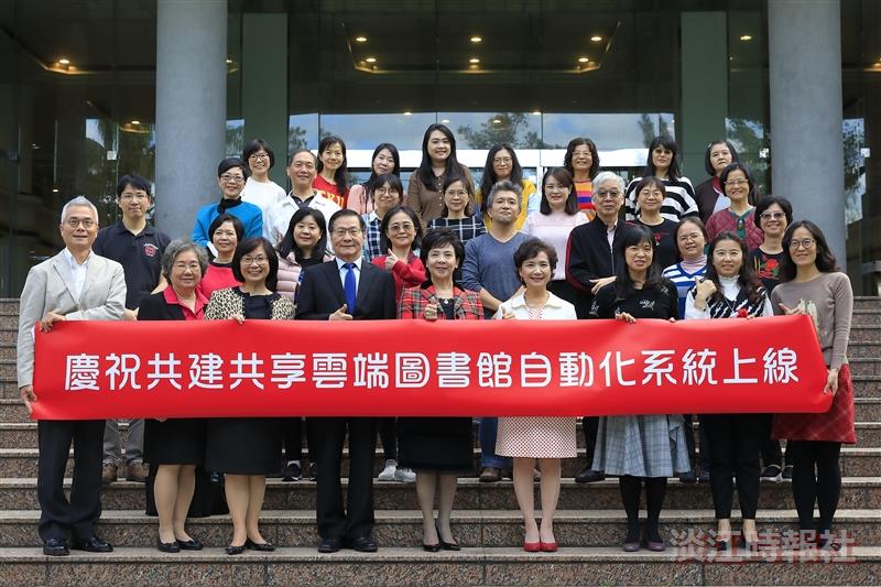 覺生紀念圖書館大門口舉辦大學共建共享雲端圖書館自動化系統正式上線大合照