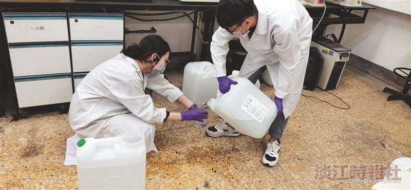 化學系抗疫急先鋒 調製次氯酸水供各單位取用