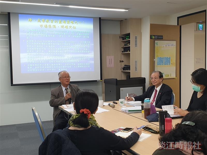 教育部前政務次長楊國賜說明「高等教育的藍海策略」