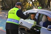 大門口管制站，訪客開窗讓警衛量額溫