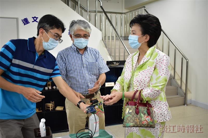 張家宜董事長參觀研發處達文西樂創基地