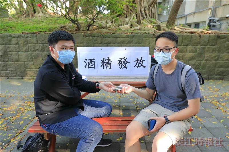 【防疫總動員】學生會與化材系合作發放酒精