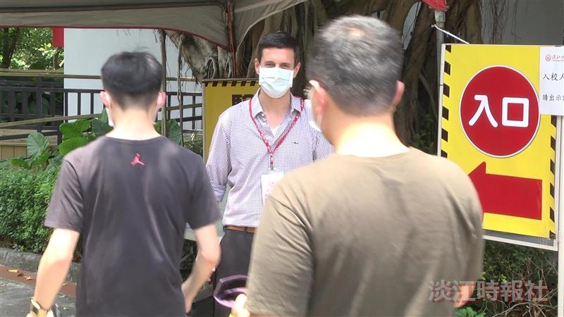 外籍老師熱情投入防疫執勤