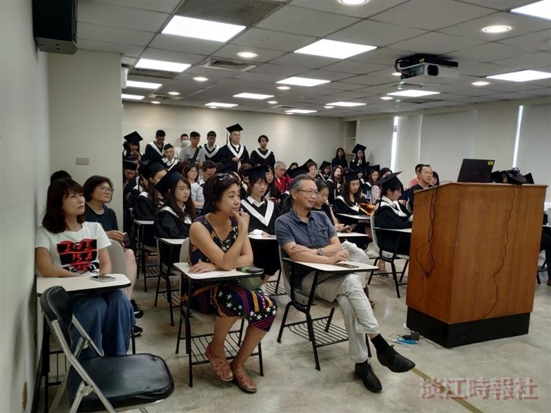 英文系小畢典 3叮嚀祝福畢業生