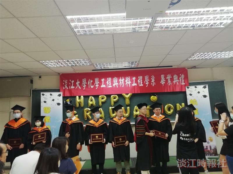 化材系百人小畢典 撥穗互道珍重