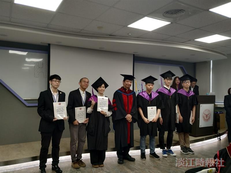 戰略所自辦畢典 翁明賢以瓶中沙期許平安順利