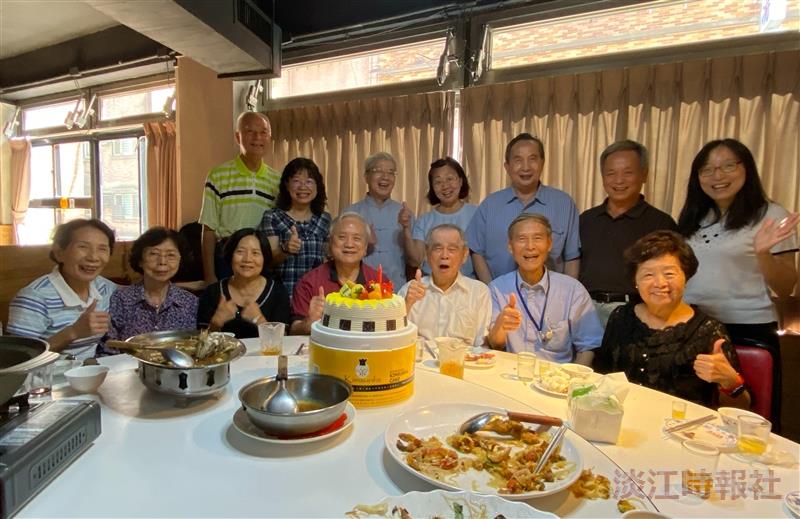 退休同仁集資慶祝林雲山前校長嵩壽