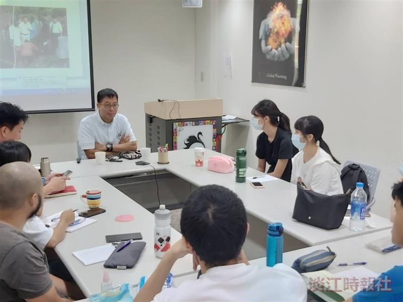 未來學所請政大國發所學程主任劉曉鵬演講