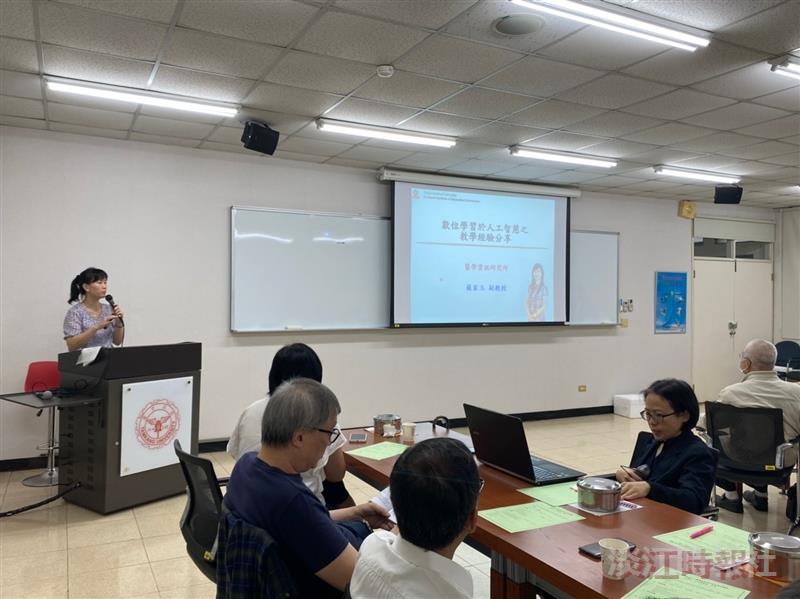 臺北醫學大學醫學資訊研究所副教授蘇家玉說明「數位學習於人工智慧之教學經驗」