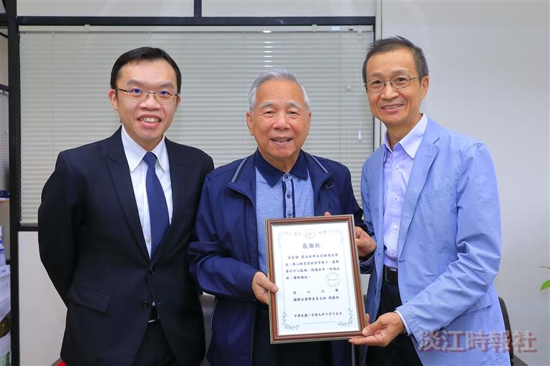 簡宜彬獎學金頒獎（父親簡進光見商管學院院長）