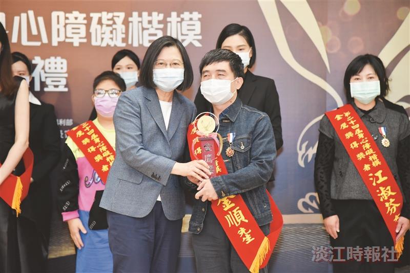 張金順、張瓊玉獲身心障礙楷模金鷹獎