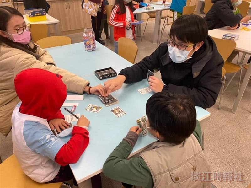 桌遊研習社 帶領學童體驗桌遊樂趣