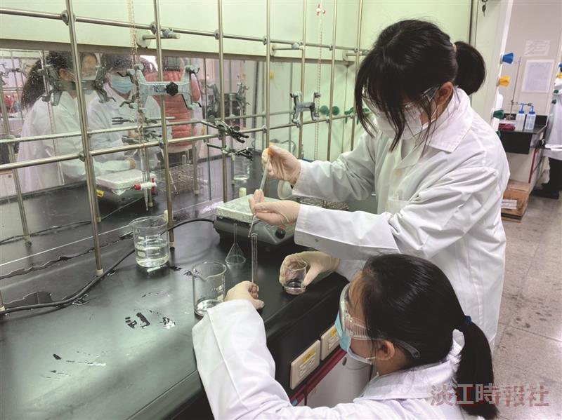 聖心女中訪化學系做實驗