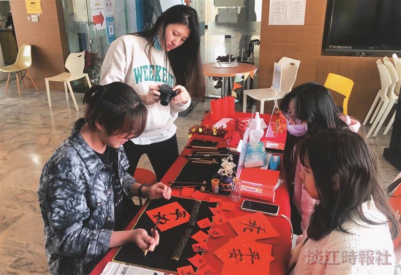 國際處揮毫潑墨春聯迎新