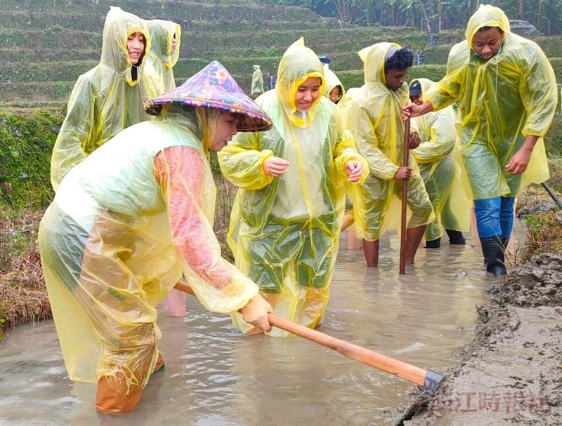 USR結合社區服務學習 石門嵩山社區協助翻土