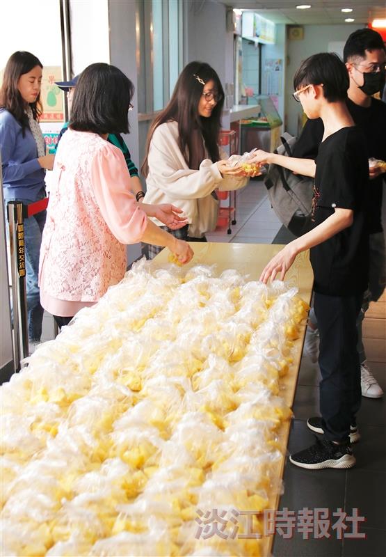 陳進財校友喜送旺來 學生嘗鮮All Pass金鳳梨